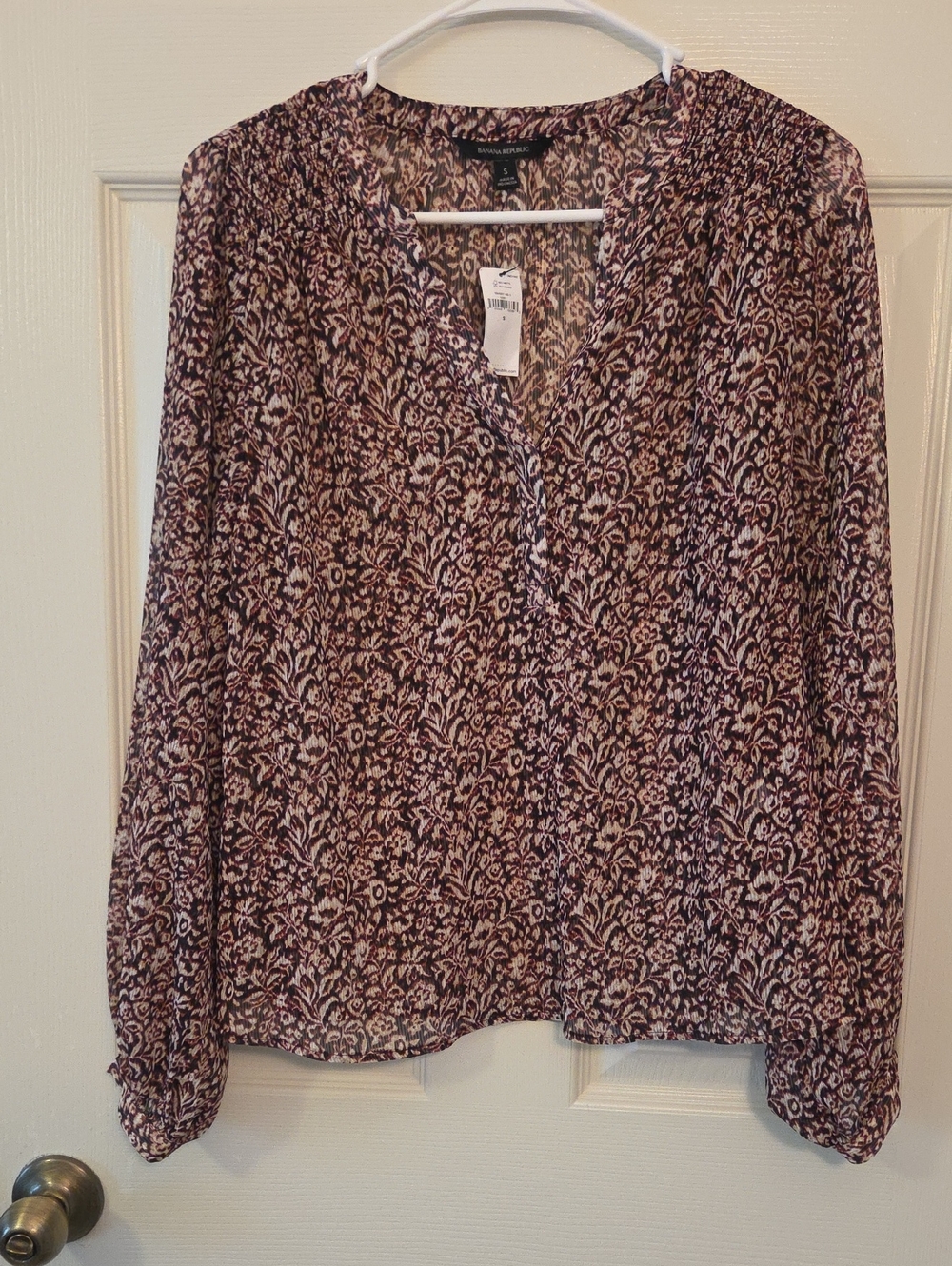 Banana Republic Burgundy and Cream Printed V-Neck Blouse Size Small